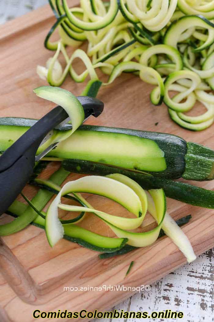 sbucciare le tagliatelle di zucchine da una zucchina