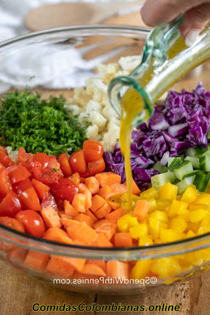 Ingrédients de la salade de légumes marinés avec vinaigrette