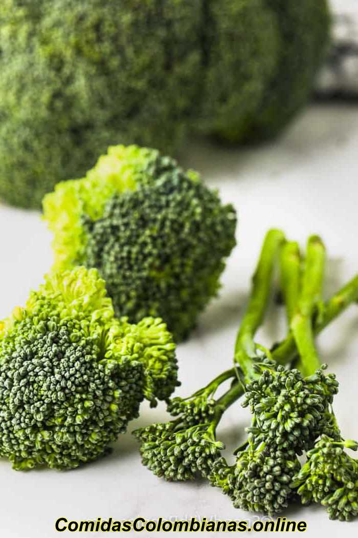 primer plano de brócoli vs. broccolini