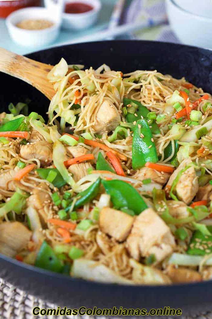 Chow mein de pollo en un tazón con algo de sacar