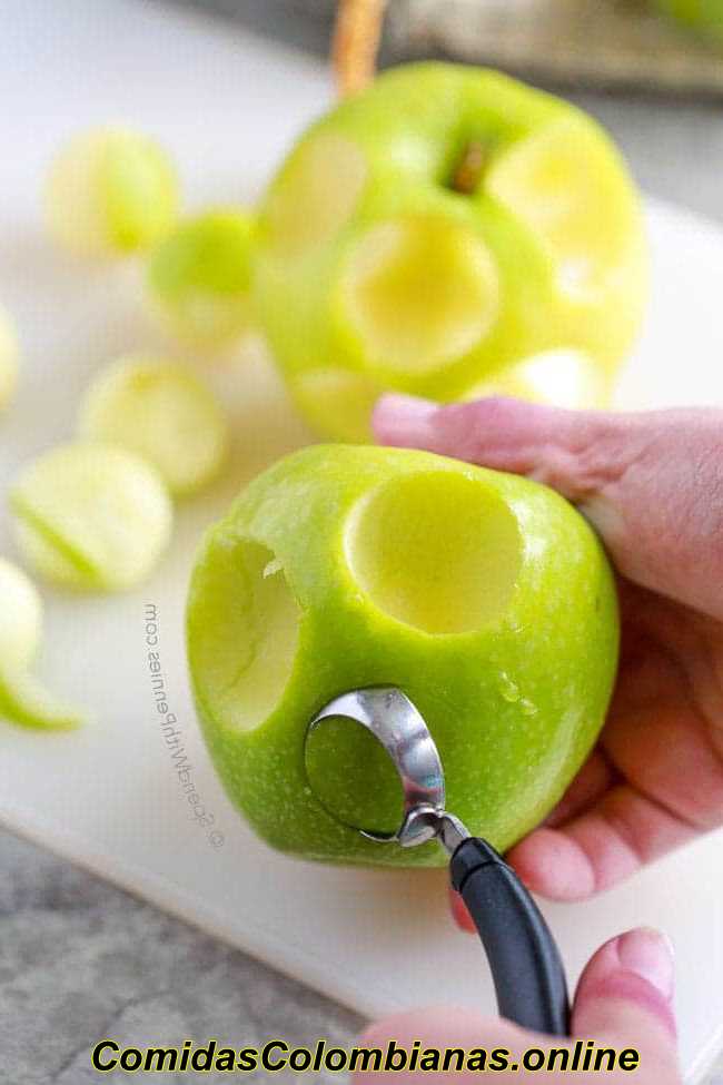 Cortar bolas de manzanas con una sacabolas de melón