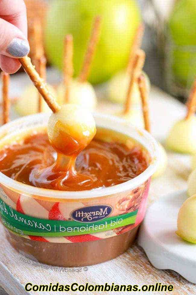 salsa de caramelo con manzanas sumergidas