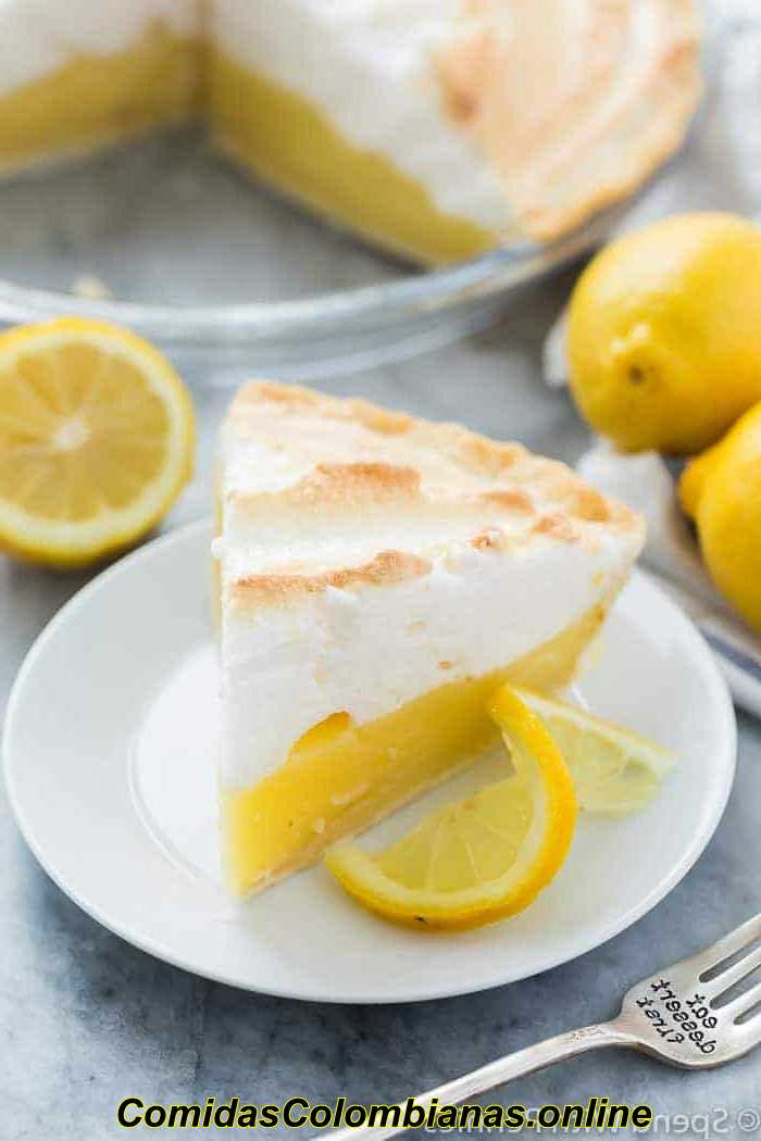 fetta di torta di meringa al limone