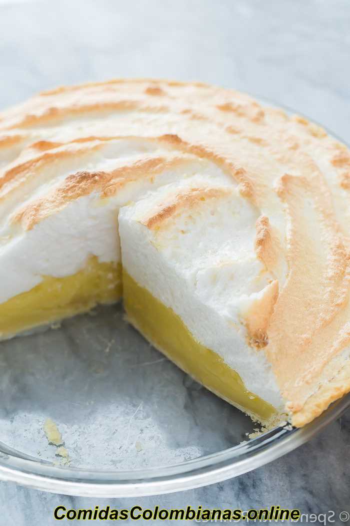 torta di meringa al limone su un piatto da torta