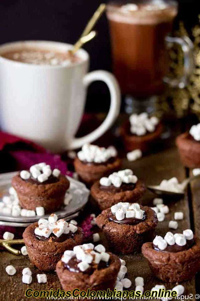 tazas de brownie de chocolate caliente con una taza de cacao