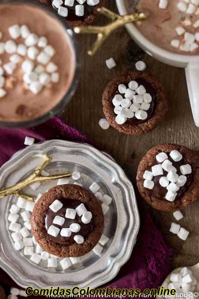 tazas de brownie de chocolate caliente desde arriba con cacao