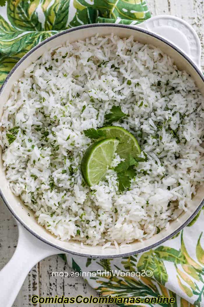 Cilantro Lime Rice en una cacerola con limas y cilantro