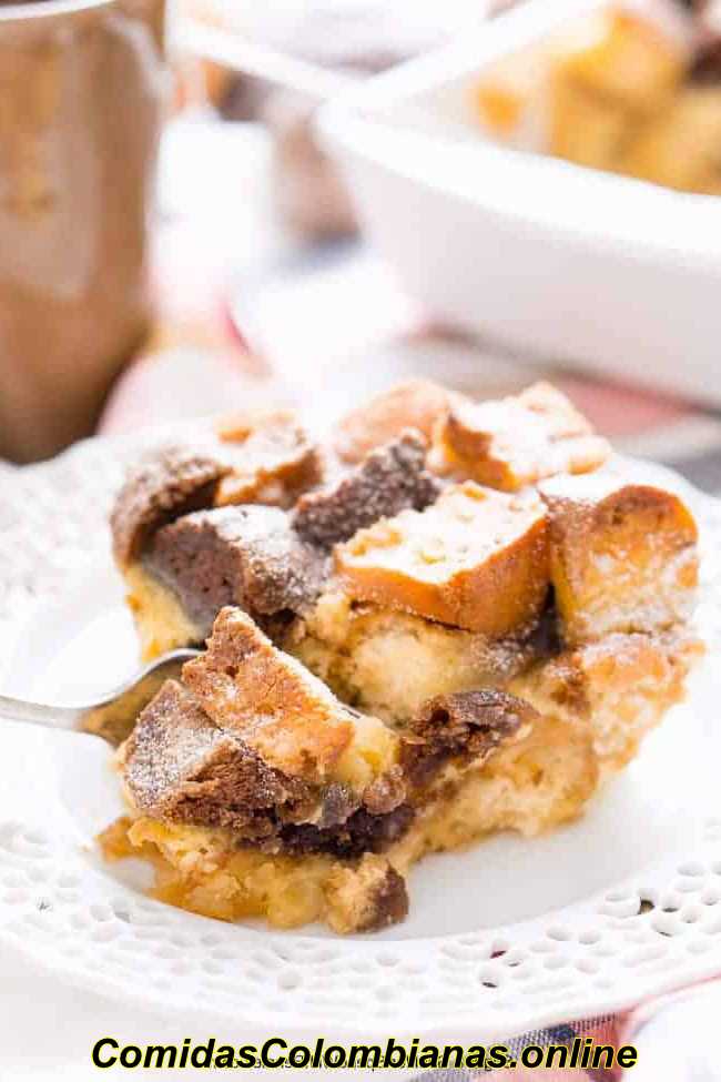 portion de pudding au pain beignet gâteau sur une assiette blanche