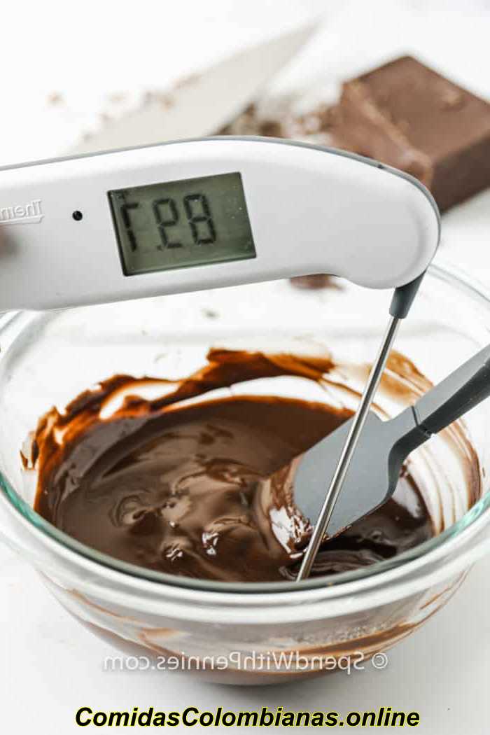 medir a temperatura do chocolate com um termômetro para mostrar como derreter e temperar o chocolate