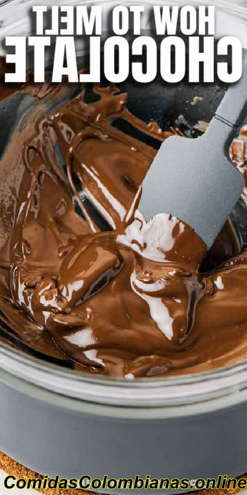 Close-up de chocolate derretido para mostrar como derreter e temperar o chocolate com escrita