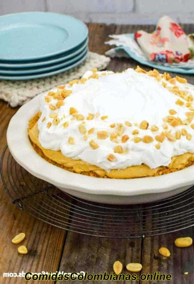 Pastel de mantequilla de maní en un plato para pastel