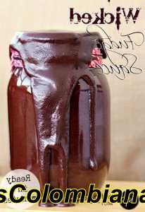 Molho de chocolate quente perverso em uma jarra e derramando da jarra