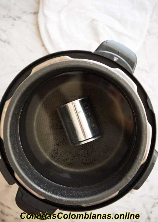 una lata colocada en una olla de cocción lenta