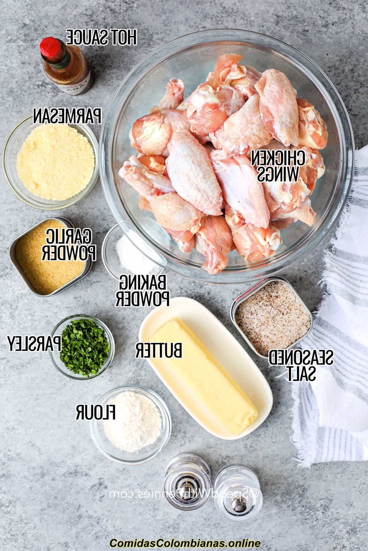 ingredientes para alas de parmesano y ajo en un mostrador