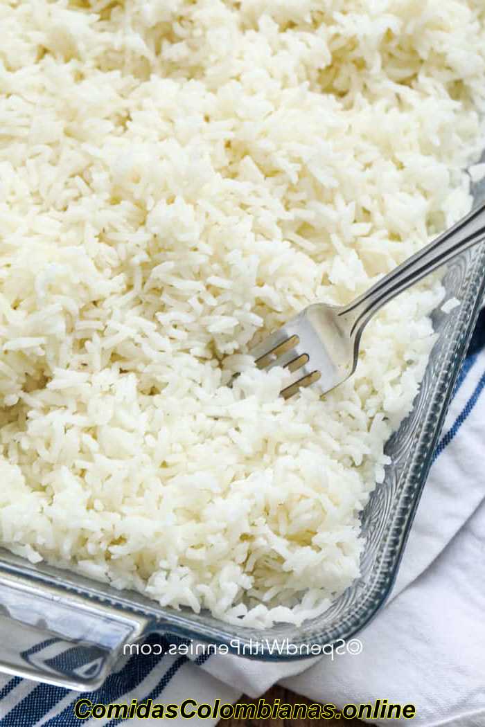 Primer plano de arroz al horno en una cazuela con un tenedor