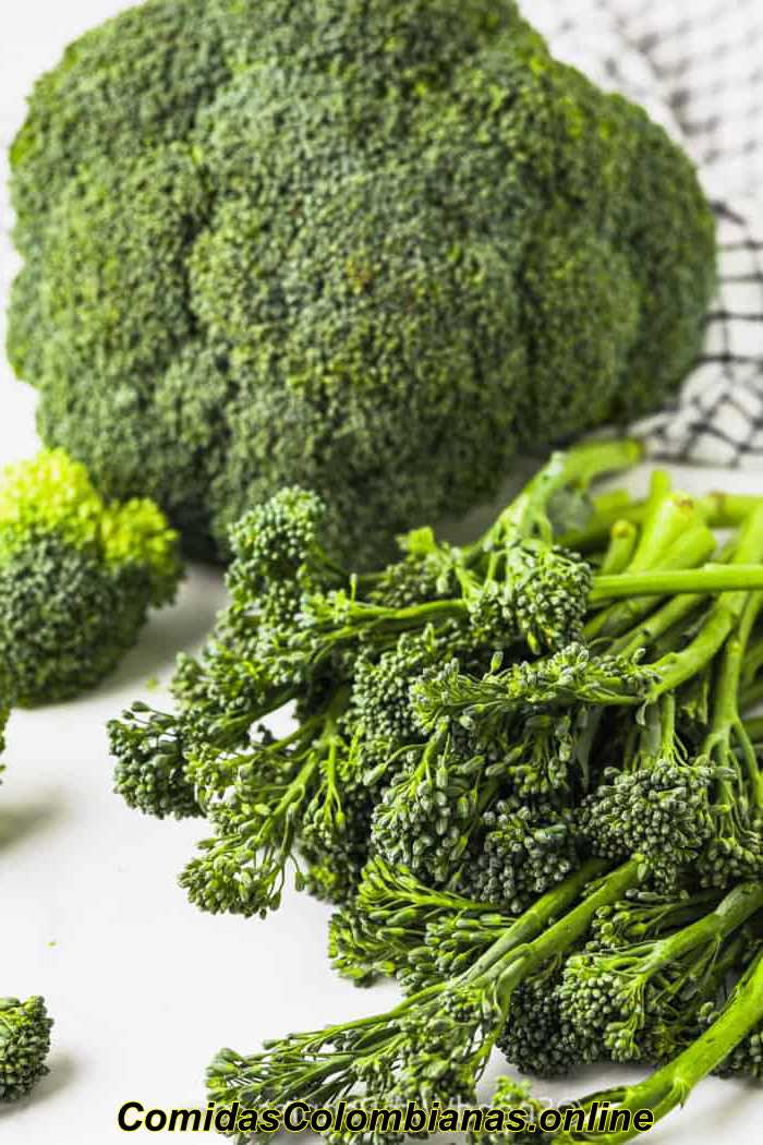 Brócoli vs. Broccolini en una mesa