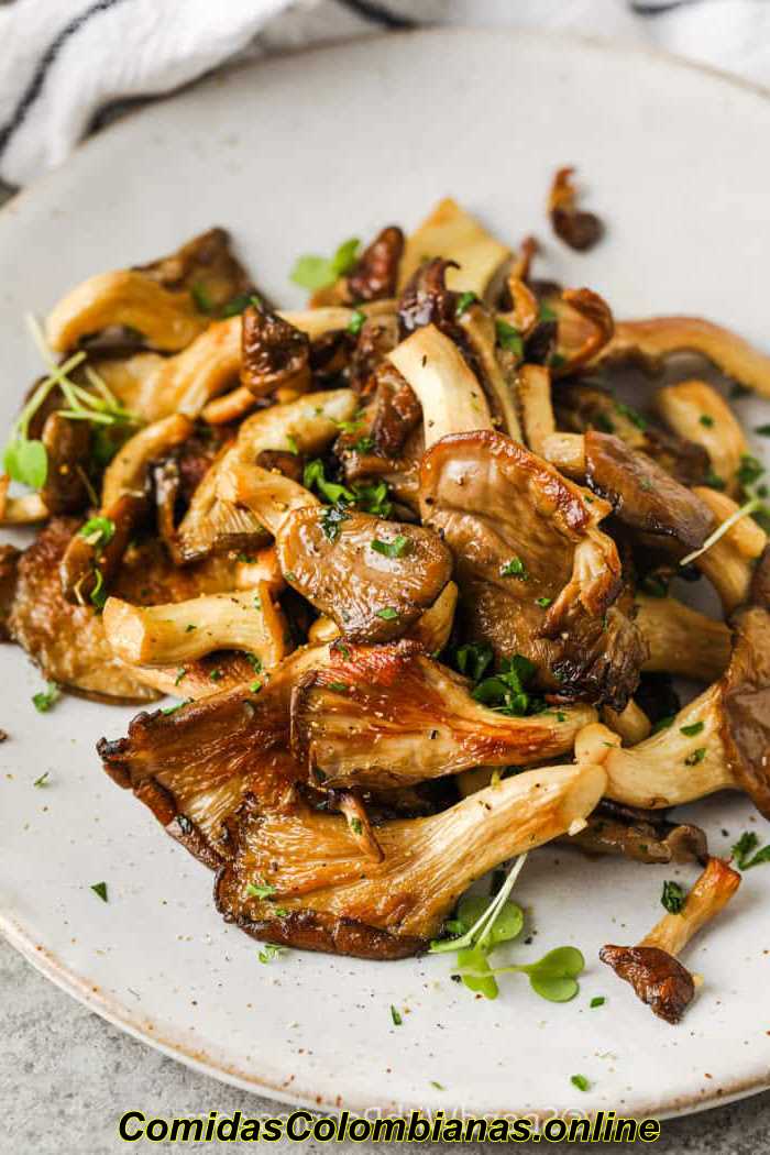Funghi ostrica con burro all'aglio su un piatto