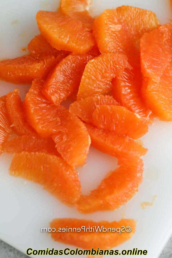 Sezioni di arance su un tagliere per come tagliare gli agrumi