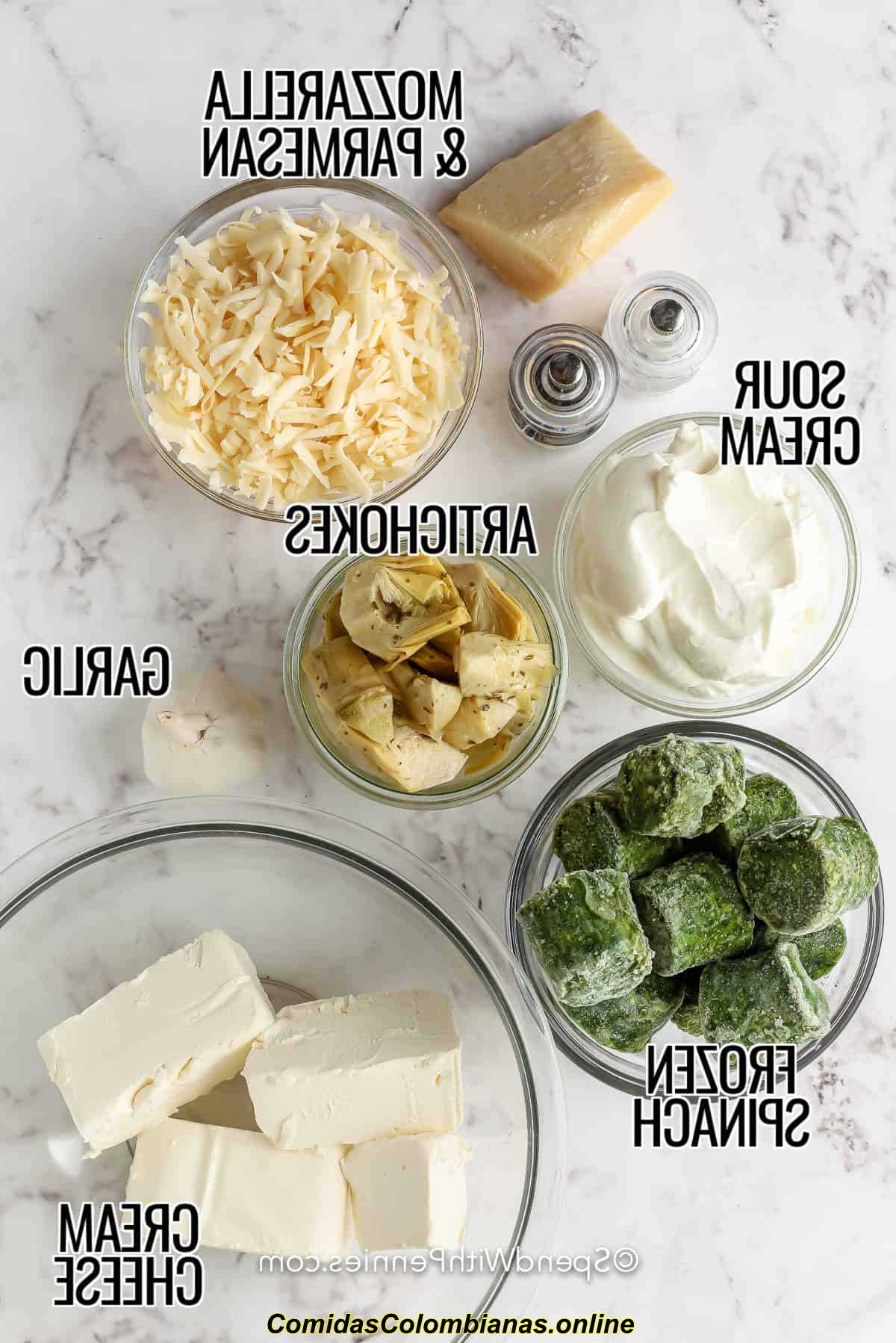 Ingredientes para salsa de alcachofas y espinacas en olla de barro que se muestran con títulos