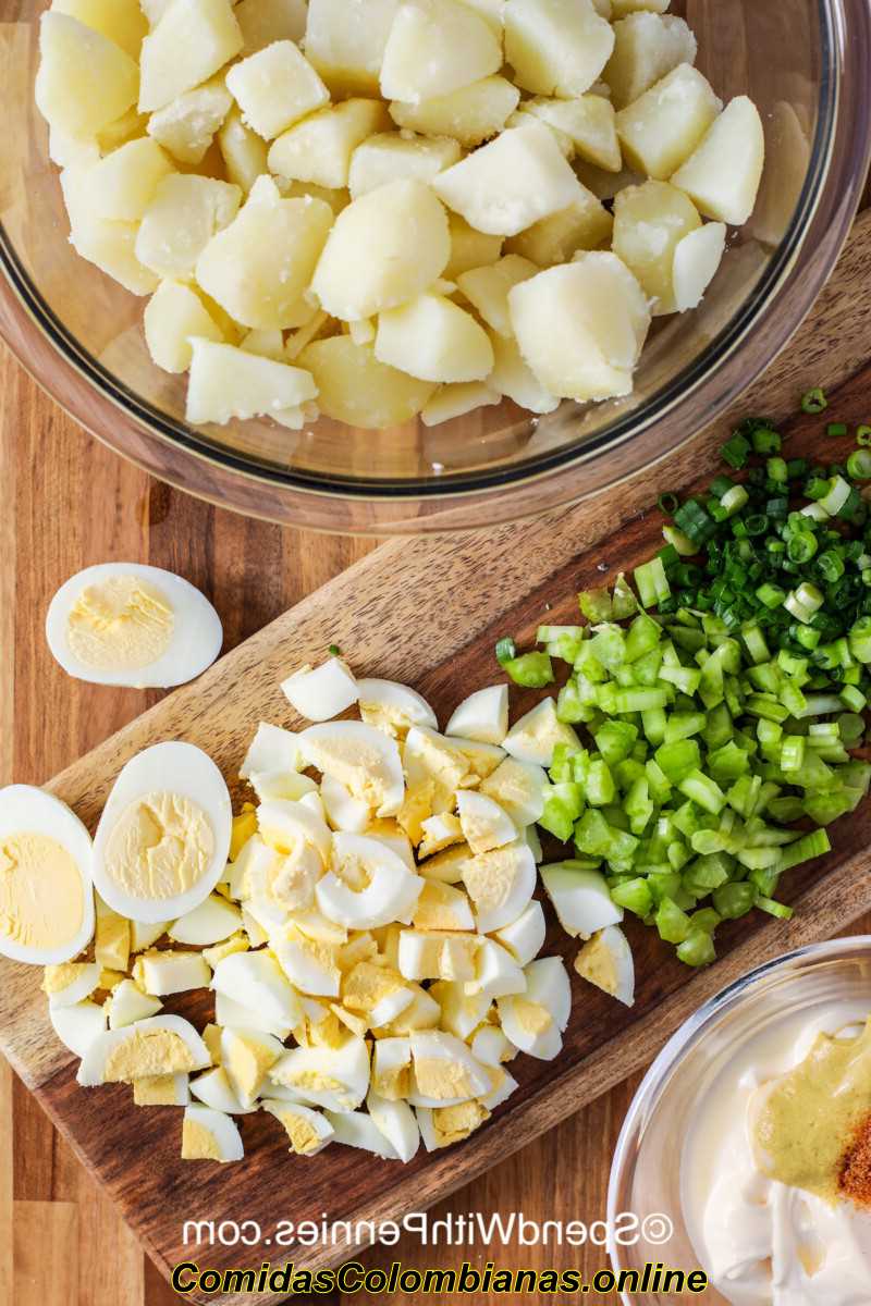 ingredienti per insalata di patate con uovo alla diavola su una tavola di legno