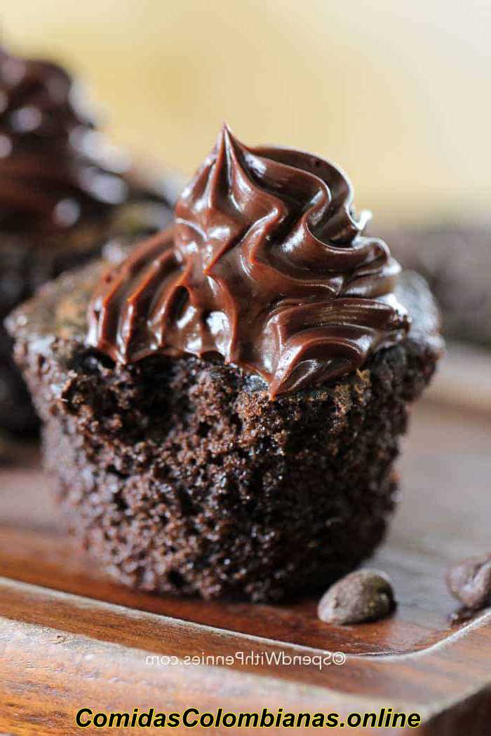 Cupcake al cioccolato con ganache sopra con un morso tolto