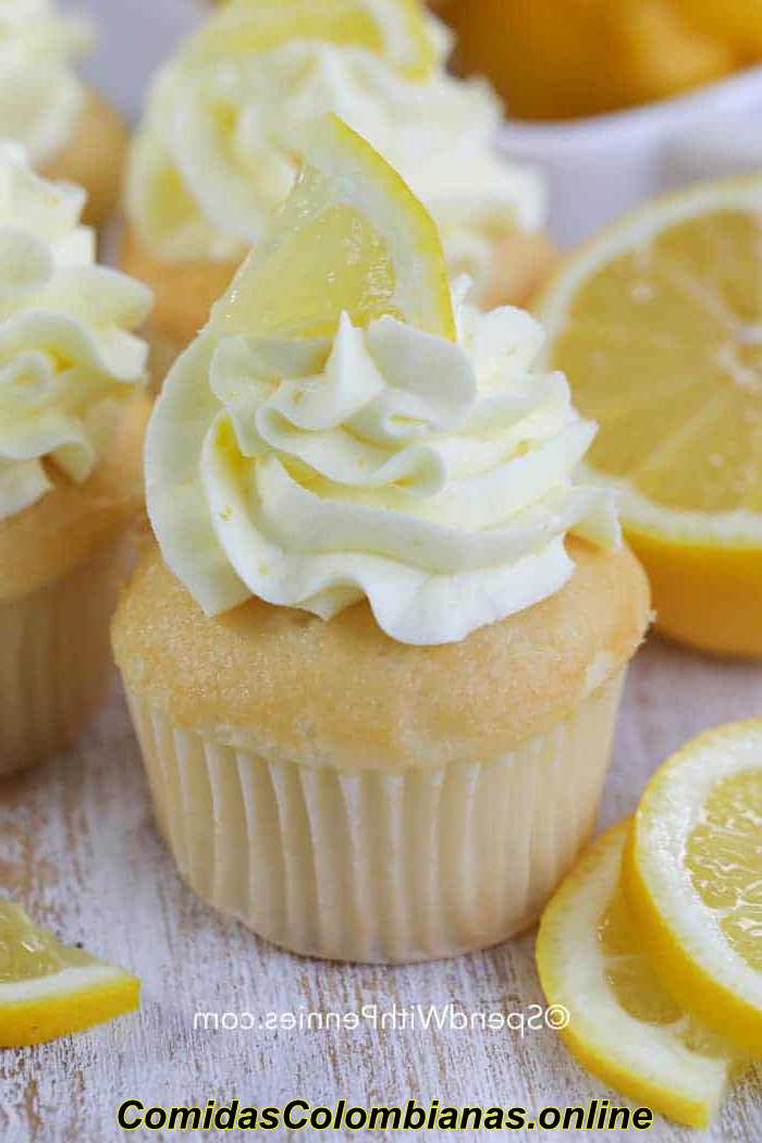 カップケーキにレモン バタークリームのフロスティングとレモンのくさびを添えて