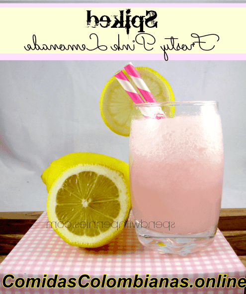 Limonada rosa escarchada con guarnición de limón