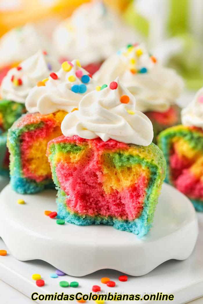 plato lleno de divertidos y fáciles pastelitos de arcoíris