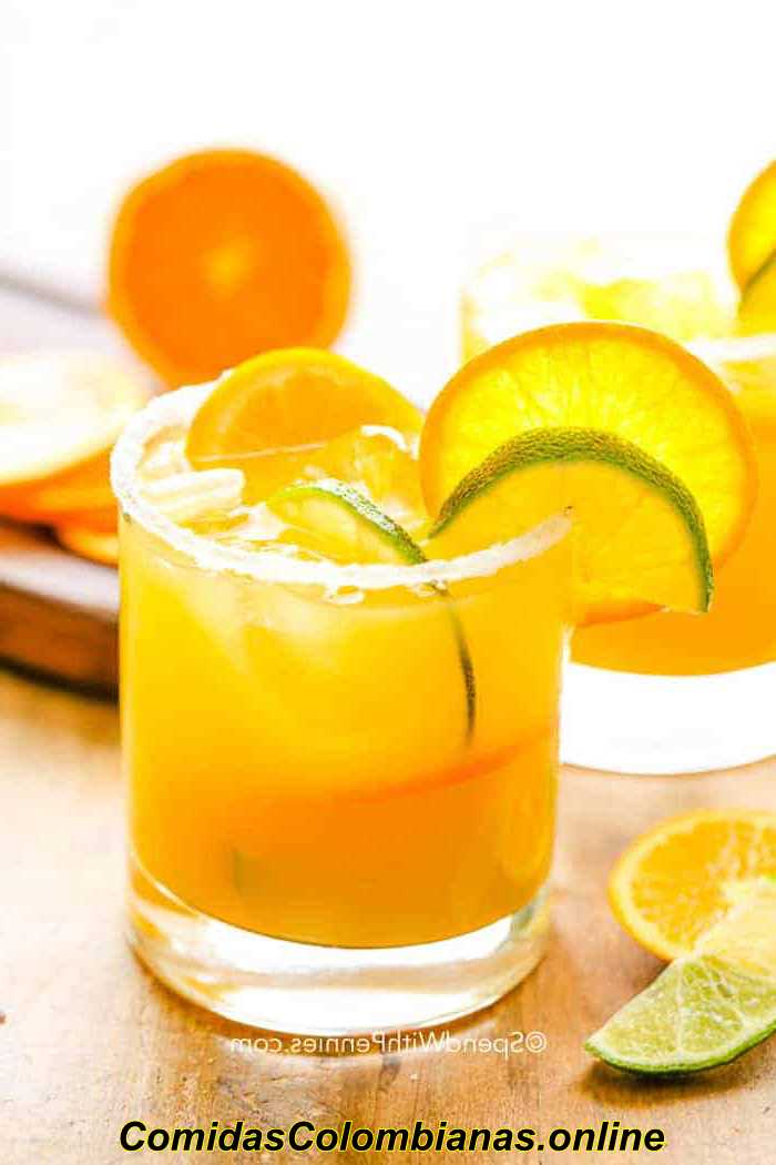 Orange Margarita en un vaso con rodajas de naranja y limón