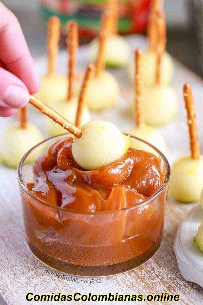 mojar las manzanas en salsa de caramelo