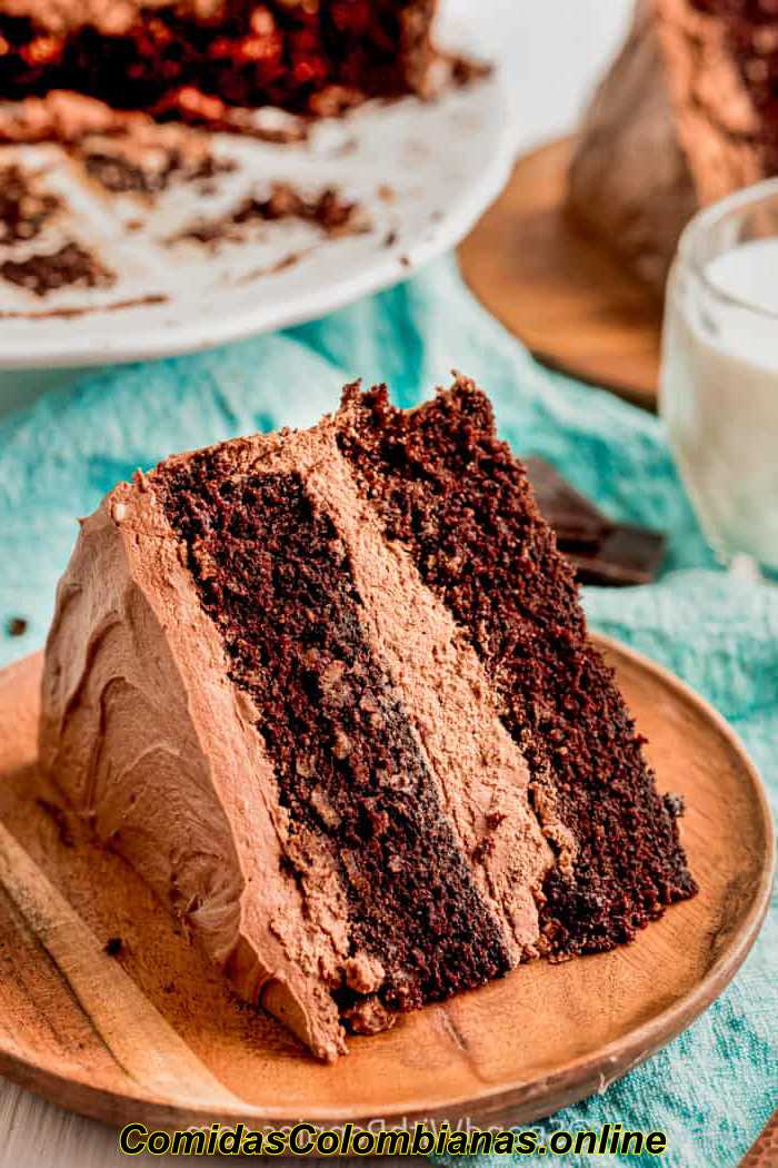 pedaço de bolo de chocolate em um prato