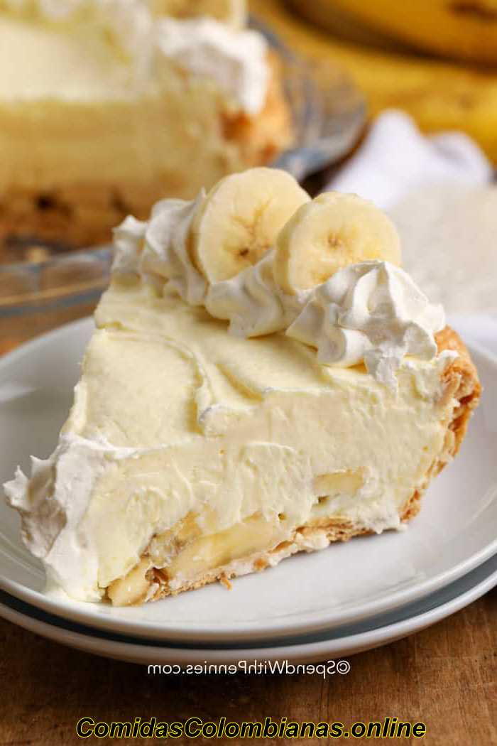 una rebanada de pastel de crema de plátano en un plato