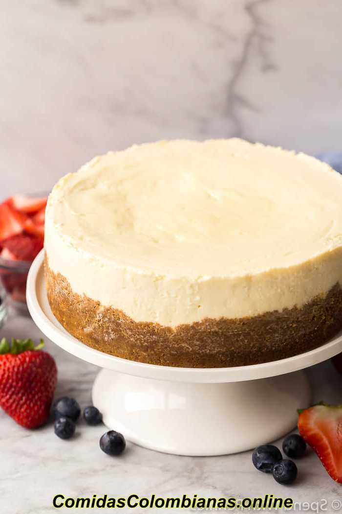 tarta de queso instantánea en un plato de pastel blanco liso