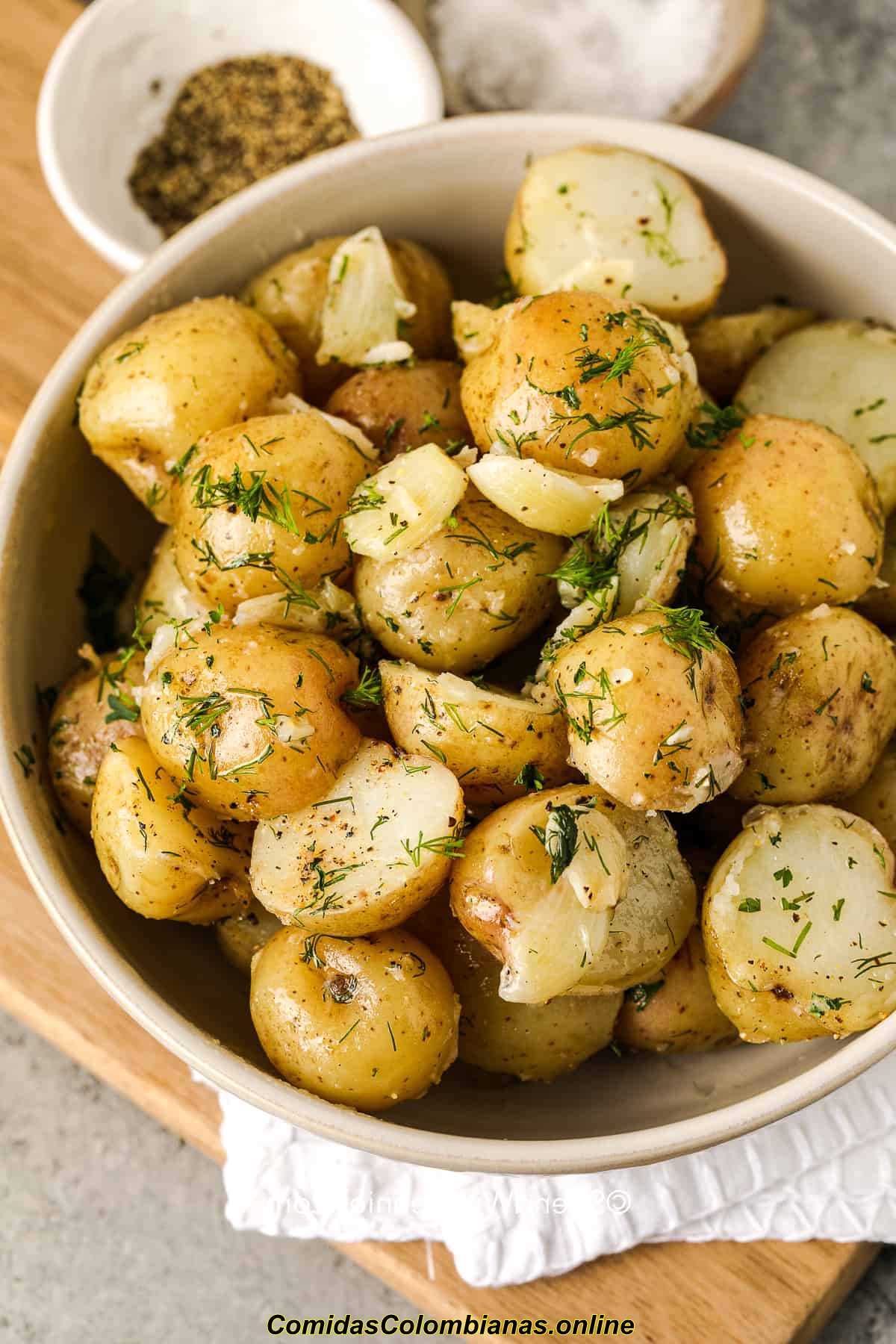 patatas nuevas con ajo y eneldo en un bol