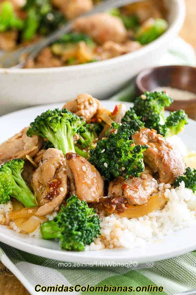 Plato de salteado de pollo y brócoli con arroz