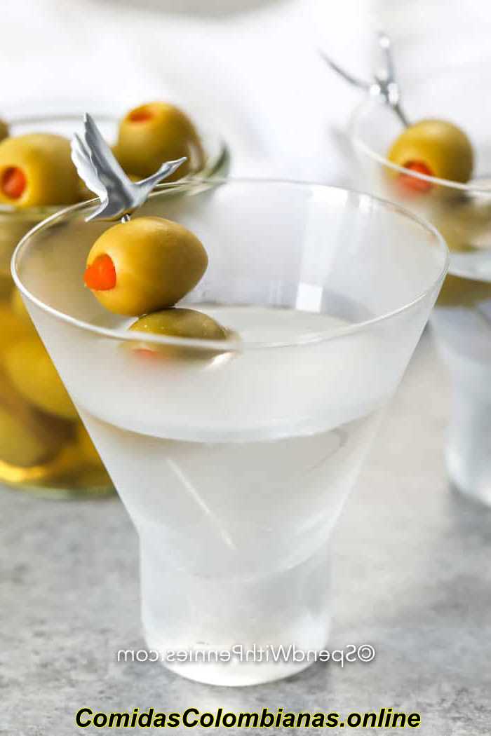 Martini con dos aceitunas en un vaso