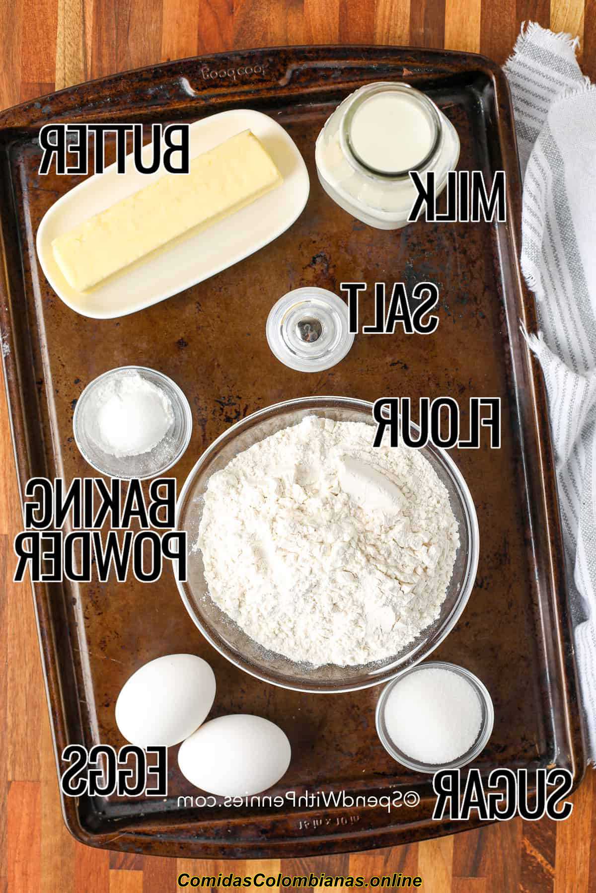 Ingredientes para gofres caseros en una tabla de madera