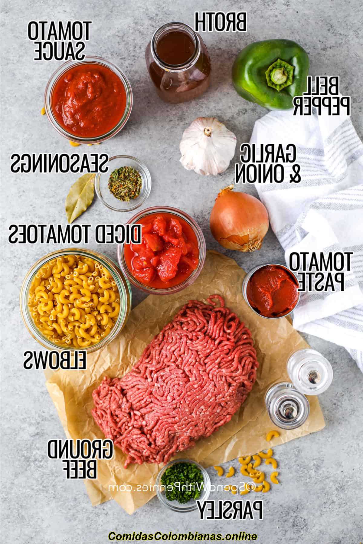 ingredientes para goulash en una mesa