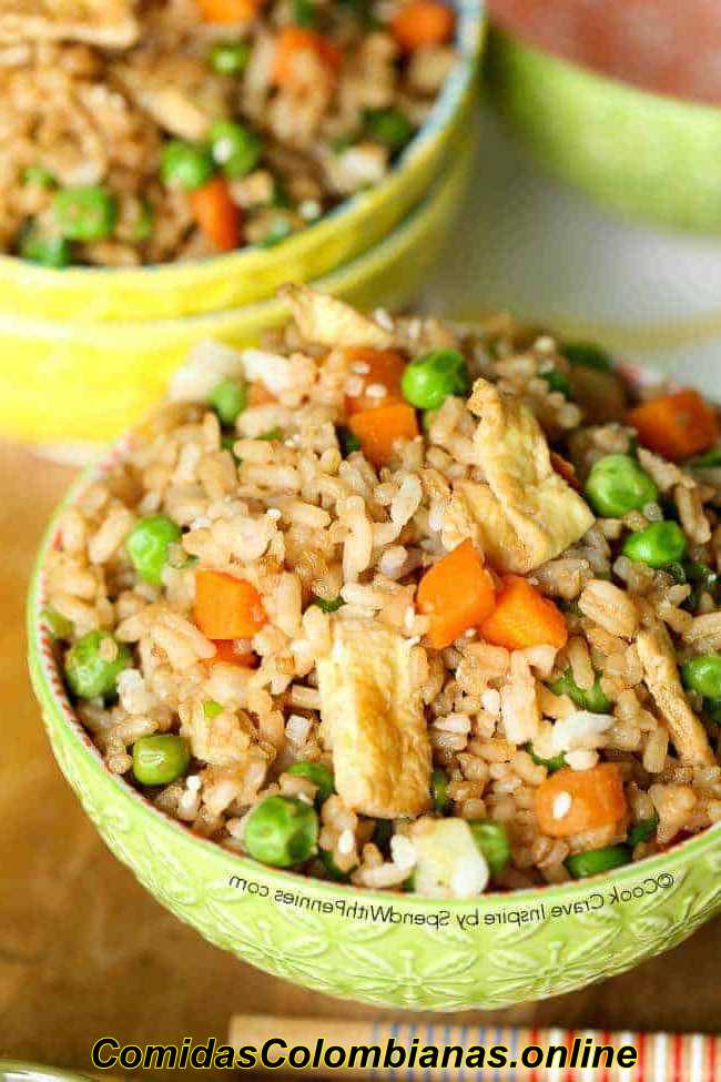 arroz frito rápido y fácil servido en tazones verdes y amarillos