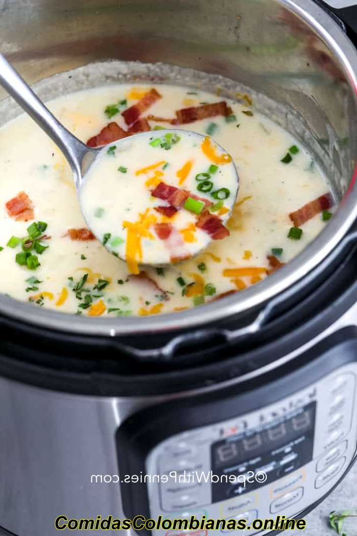Soupe de pommes de terre instantanée dans un pot instantané avec une louche
