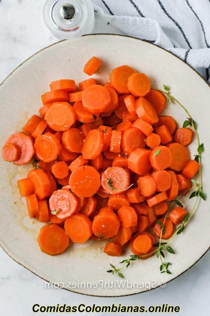 vista superior de zanahorias de azúcar morena en un plato